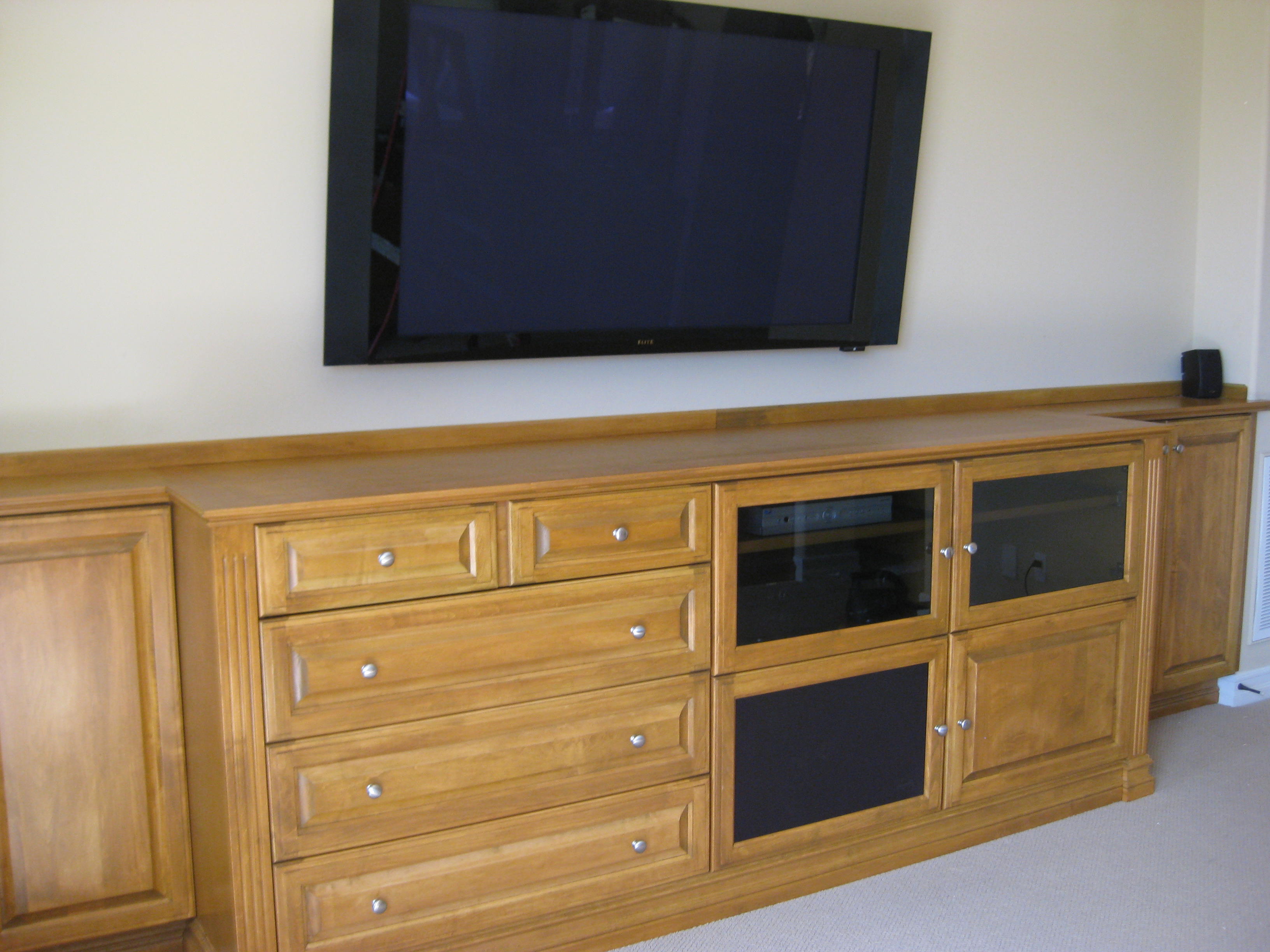 Uzi Credenza